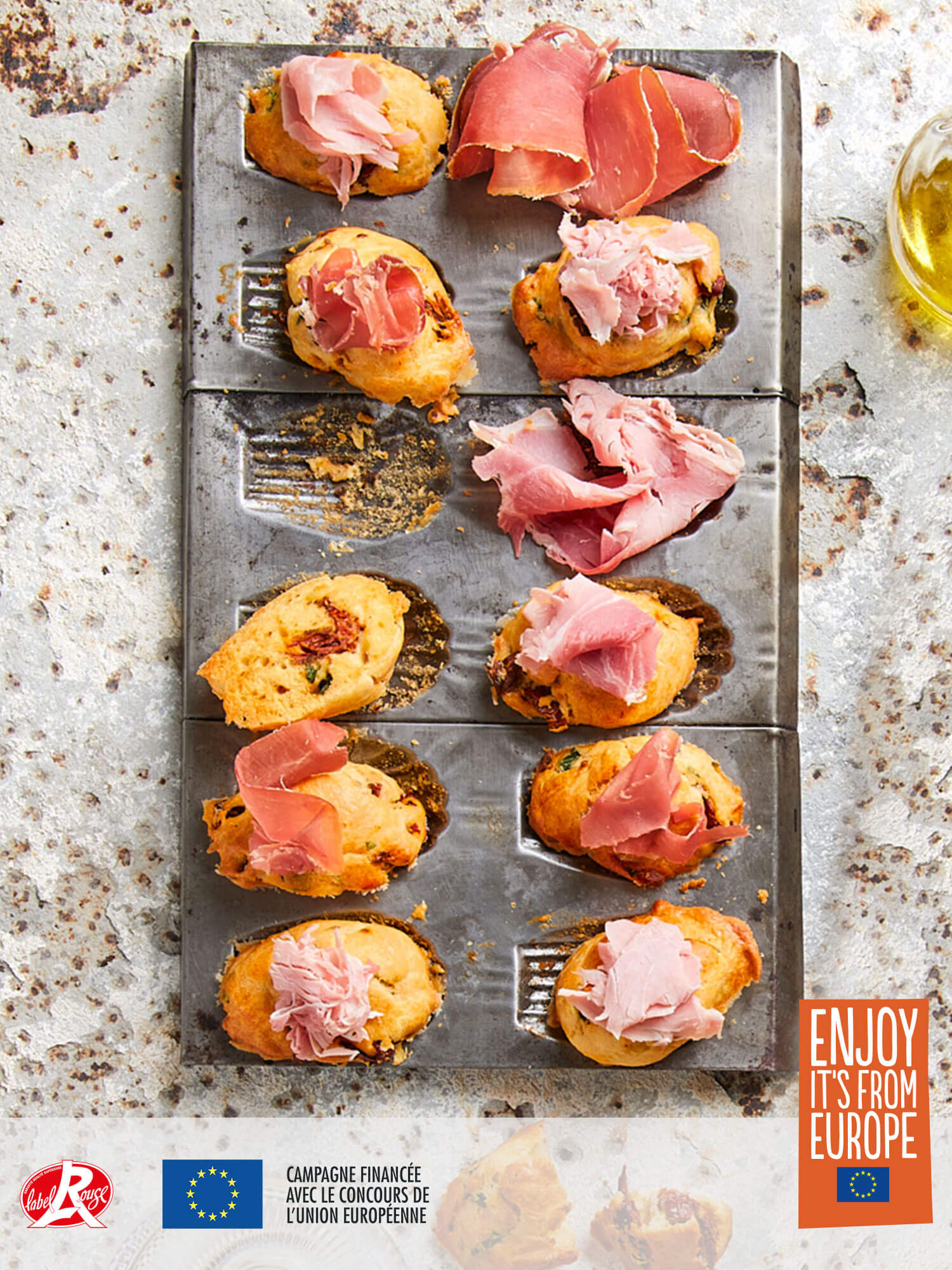 Goûtez à l'excellence en Europe avec ces madeleines aux tomates confites et basilic surmontées de chiffonnade de jambon sec et de jambon blanc